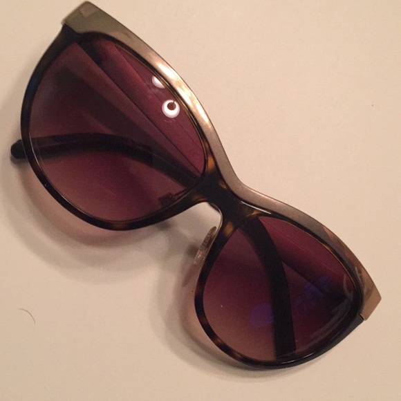 Burberry Sunglasses - Picture 4 of 8